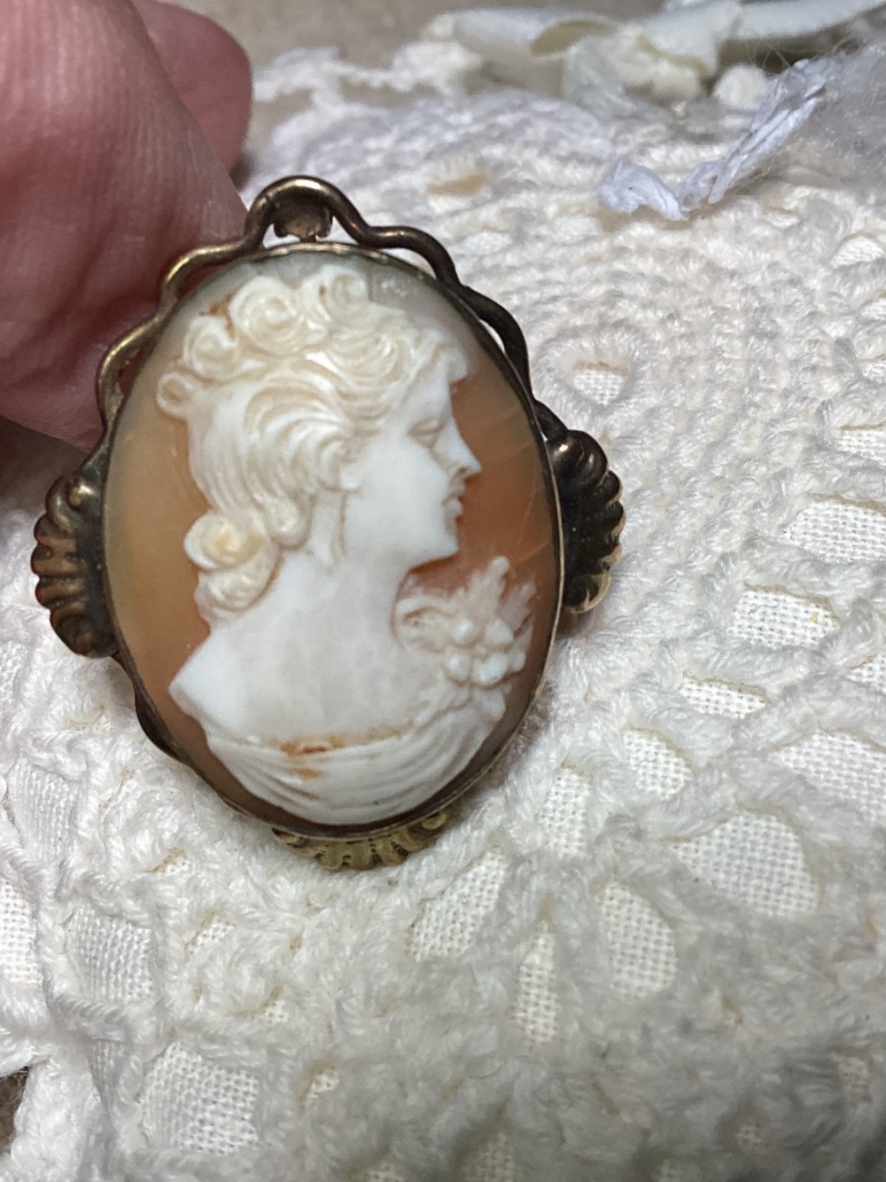 Vintage  Cameo Pendant/BroochBEAUTIFUL. Lady face 12k GF. PR ST SIGNED